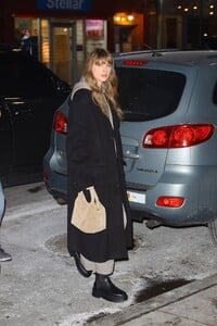Taylor-Swift---Arriving-at-Electric-Lady-Studios-in-New-York-05.jpg