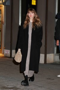 Taylor-Swift---Arriving-at-Electric-Lady-Studios-in-New-York-06.jpg