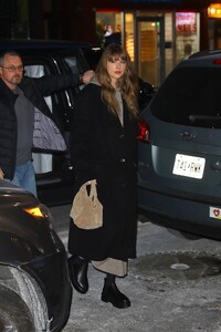 Taylor-Swift---Arriving-at-Electric-Lady-Studios-in-New-York-12.jpg