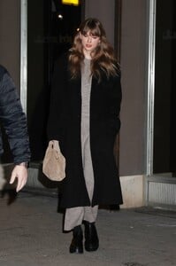 Taylor-Swift---Arriving-at-Electric-Lady-Studios-in-New-York-14.jpg