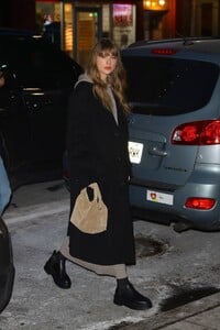 Taylor-Swift---Arriving-at-Electric-Lady-Studios-in-New-York-19.jpg