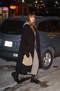 Taylor-Swift---Arriving-at-Electric-Lady-Studios-in-New-York-23.jpg