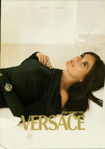 Testino_Versace_Fall_Winter_2005_06_03.thumb.png.04c47083c07513421a55e84347323340.png