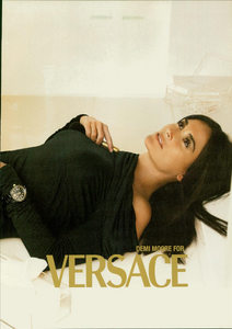 Testino_Versace_Fall_Winter_2005_06_03.thumb.png.6f51362eb4885f942fd4015c7db7e6b6.png