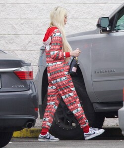 Tori-Spelling---Wearing-a-christmas-onesie-as-she-visits-a-Liquor-Store-on-New-Years-Eve-in-L.A-06.jpg