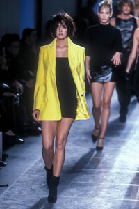 VersusbyDonatella1997WomenRTW1.thumb.jpg.0ff570007a9e224a144f53a53586e597.jpg