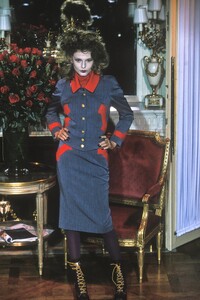 VivienneWestwood1998WomenRTW39.thumb.jpg.94d6113f73c20ca616642f757e4f5ea9.jpg