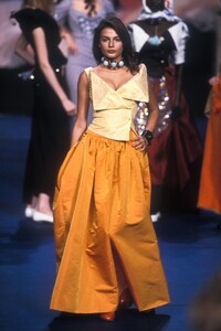 VivienneWestwood1999WomenRTW117.thumb.jpg.bd3d566c62b333c4d7a04ca9ac0affb5.jpg