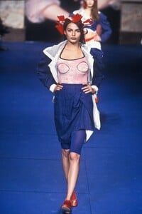 VivienneWestwood1999WomenRTW46.thumb.jpg.67ba0b52698de8b906bb72b817aba2ef.jpg