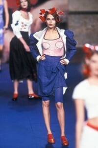 VivienneWestwood1999WomenRTW47.thumb.jpg.fd1db639ec7dd9a8da5fde3bf203f193.jpg