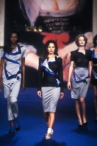 VivienneWestwood1999WomenRTW95.thumb.jpg.1c6a7b16eb71ac1a0e9ede40f0c5fe6c.jpg