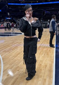 Winnie-Harlow---Seen-at-Washington-Wizards-game-in-Capital-One-Arena-Washington-08.jpg