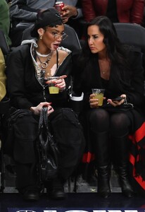 Winnie-Harlow---Seen-at-Washington-Wizards-game-in-Capital-One-Arena-Washington-09.jpg