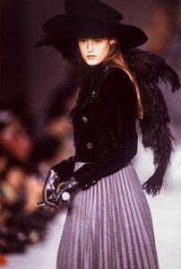 Yasmin_Chloe_FW1988_02.jpg