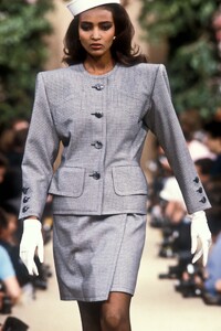 YvesSaintLaurent1987HauteCoutureSS22.thumb.jpg.af14a9c2f626821e6b38ba6252fe40c2.jpg