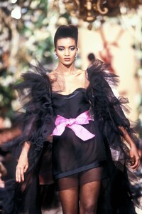 YvesSaintLaurent1988HauteCouture238.thumb.jpg.75984787303eb06691b73d599f2e6772.jpg