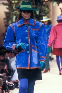 YvesSaintLaurent1988HauteCoutureFW24.thumb.jpg.3f94734dc1dc7130ec76c7a5c674f060.jpg