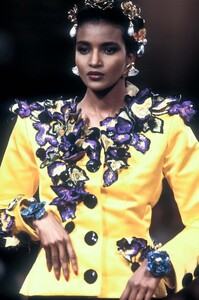YvesSaintLaurent1988HauteCoutureFW66.thumb.jpg.2e7203431af5e3549dd285cb46de0c28.jpg