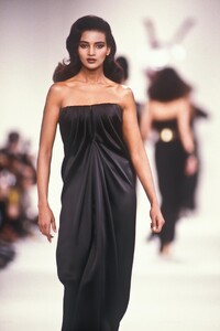 YvesSaintLaurent1989FW10.thumb.jpg.af32685bb6fce219b823261594edd95f.jpg