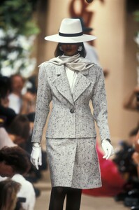 YvesSaintLaurent1989HauteCoutureFW25.thumb.jpg.2e57c16f165d0e754598b5ded3b7ff37.jpg
