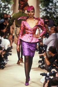 YvesSaintLaurent1989HauteCoutureFW44.thumb.jpg.37e25b185687d75fa25e0774c7931d7d.jpg
