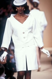 YvesSaintLaurent1989HauteCoutureSS19.thumb.jpg.1d74d6218a1b0097ee99c7a59791b746.jpg