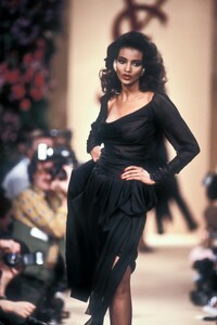 YvesSaintLaurent1989HauteCoutureSS23.thumb.jpg.16e7695c6b711a686ed72aa5fea10854.jpg