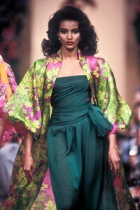 YvesSaintLaurent1989HauteCoutureSS33.thumb.jpg.c78f37d0fde11c773b93f6c09dc0d53a.jpg