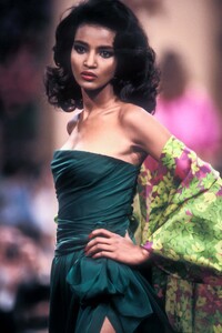 YvesSaintLaurent1989HauteCoutureSS35.thumb.jpg.171b789b4f0026d9224a57b5cde85c3e.jpg