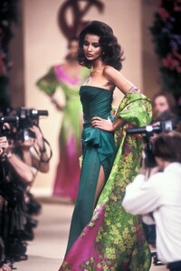 YvesSaintLaurent1989HauteCoutureSS36.thumb.jpg.6397806646bca4bba7f0b0f0d6c816f8.jpg