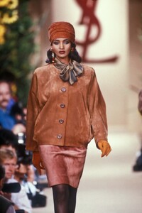 YvesSaintLaurent1990HauteCoutureFW29.thumb.jpg.a643c060c2be272257e670930fb30601.jpg