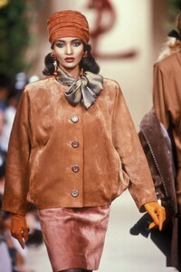 YvesSaintLaurent1990HauteCoutureFW30.thumb.jpg.3c86b071ac4449b2bb9544a72092c167.jpg