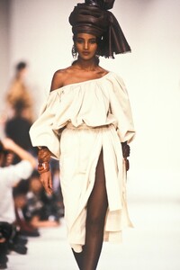 Yves Saint Laurent 1990 Women RTW 109.jpg