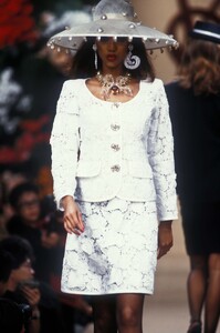 YvesSaintLaurent1992HauteCouture41.thumb.jpg.80e1bc4078760d9f2f0dd51b604255cf.jpg