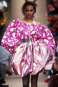 YvesSaintLaurent1992HauteCouture76.thumb.jpg.c3cf56e0e5b2c55aa18832a1fdb5620e.jpg