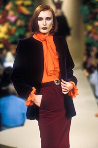 YvesSaintLaurent1996HauteCouture15.thumb.jpg.3fabc374f8172426228d88a3370e2109.jpg