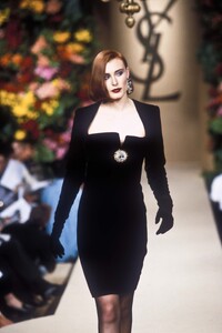 YvesSaintLaurent1996HauteCouture150.thumb.jpg.3f2959d01fa036ca095e0807c777196e.jpg