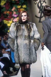 YvesSaintLaurent1996HauteCouture21.thumb.jpg.0a5f5462a34e01e5ed74cc8c0988d810.jpg