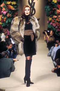 YvesSaintLaurent1996HauteCouture23.thumb.jpg.d3303d708c6f03bf1e8cf4de72f0adac.jpg