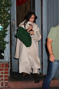 Zoë-Kravitz---Leaving-Lucali-after-having-dinner-in-New-York-01.jpg