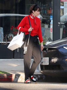 Zooey-Deschanel---Shopping-at-Frame-in-the-Pacific-Palisades-03.jpg