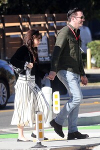 Zooey-Deschanel---With-Johnathan-Scott-hold-hands-while-on-a-lunch-date-in-Brentwood-02.jpg