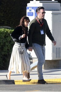 Zooey-Deschanel---With-Johnathan-Scott-hold-hands-while-on-a-lunch-date-in-Brentwood-05.jpg