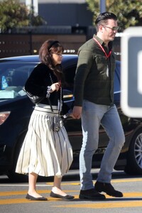 Zooey-Deschanel---With-Johnathan-Scott-hold-hands-while-on-a-lunch-date-in-Brentwood-12.jpg