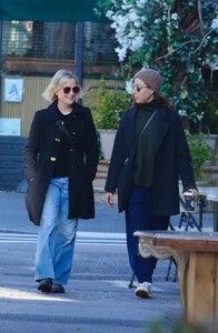 amy-poehler-and-aubrey-plaza-on-a-park-bench-in-manhattan-s-west-village-12-29-2023-0.jpg