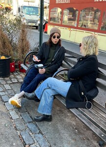 amy-poehler-and-aubrey-plaza-on-a-park-bench-in-manhattan-s-west-village-12-29-2023-1.jpg