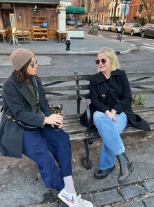 amy-poehler-and-aubrey-plaza-on-a-park-bench-in-manhattan-s-west-village-12-29-2023-2.jpg