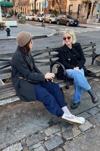 amy-poehler-and-aubrey-plaza-on-a-park-bench-in-manhattan-s-west-village-12-29-2023-5.jpg