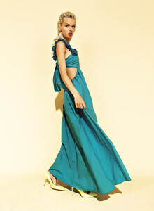b5867de6-34-gina-gorgeous-spring-2023.thumb.jpg.4c72feefd1a337ce0c74b6edceb31ffd.jpg