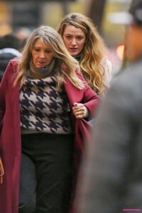 blake-lively-out-shopping-with-her-mom-in-new-york-12-17-2023-0.jpg